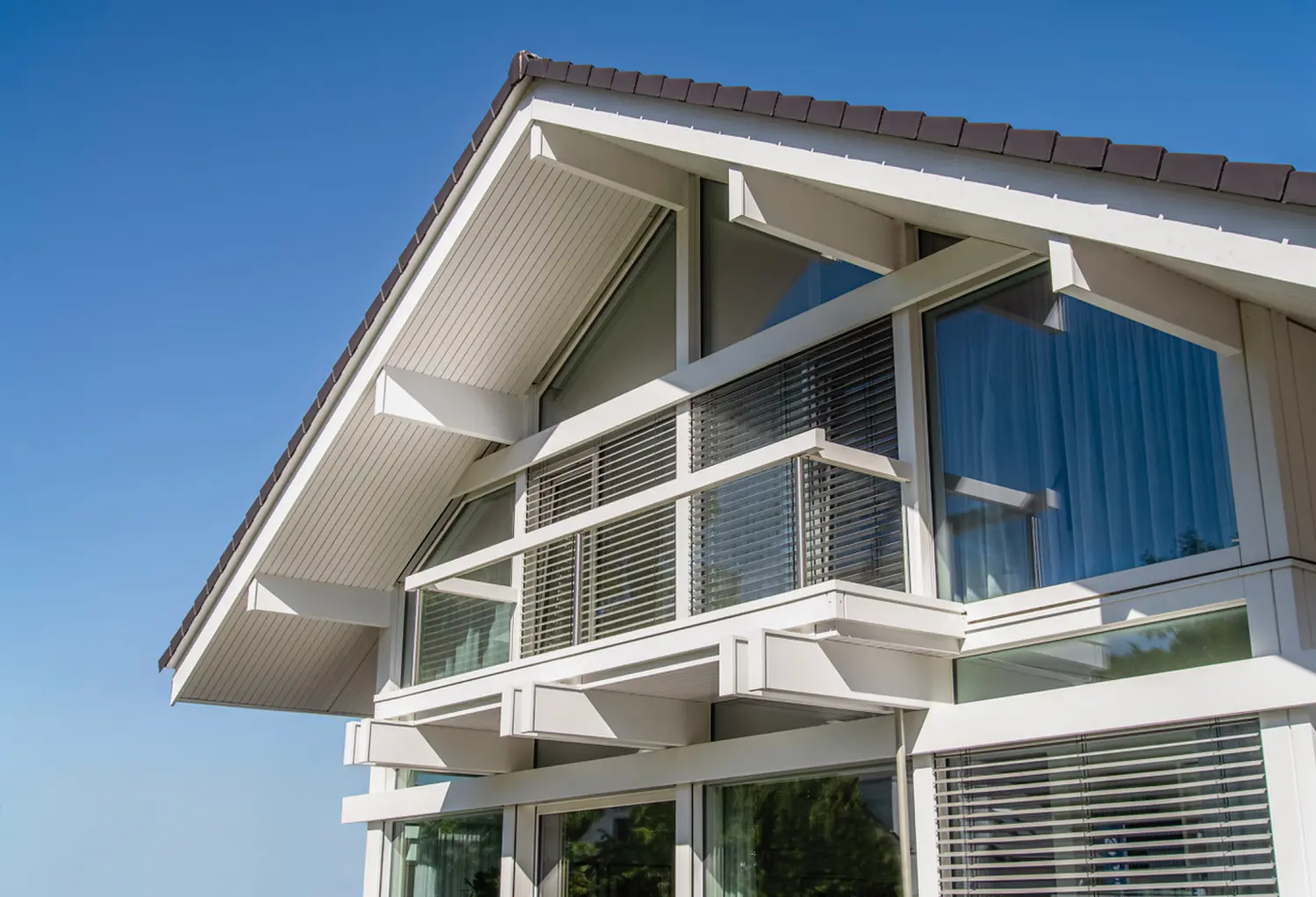 Fenster Paradies - Haus mit Fensterrollläden